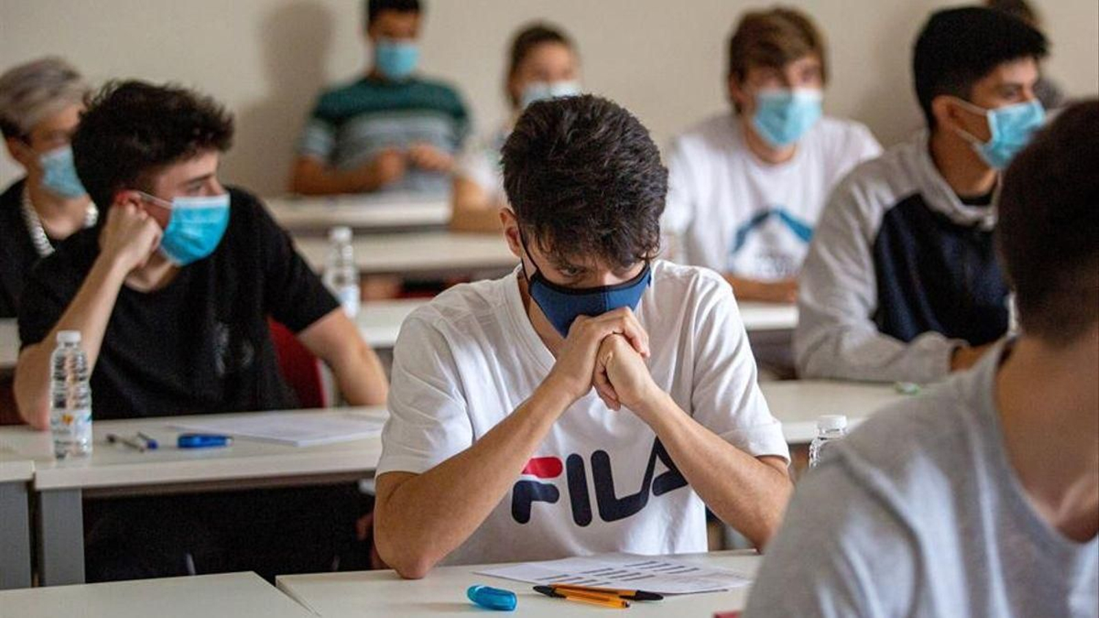 Un grupo de alumnos con mascarilla, durante una clase en un centro escolar en el pasado curso.
