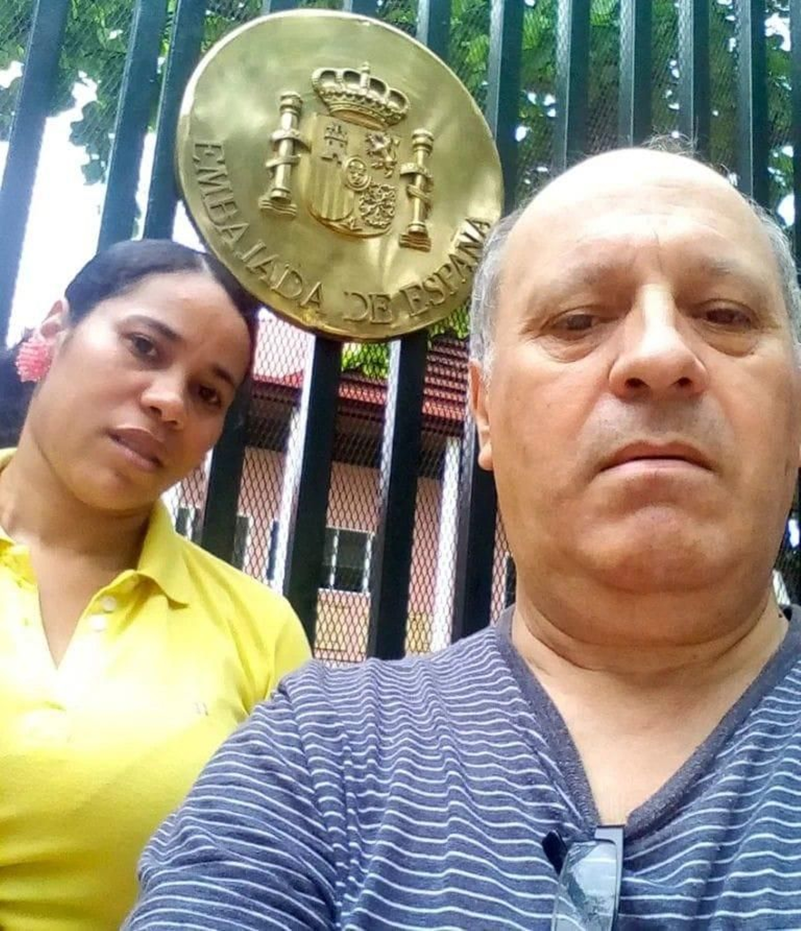 La pareja ante el Consulado de La República Dominicana