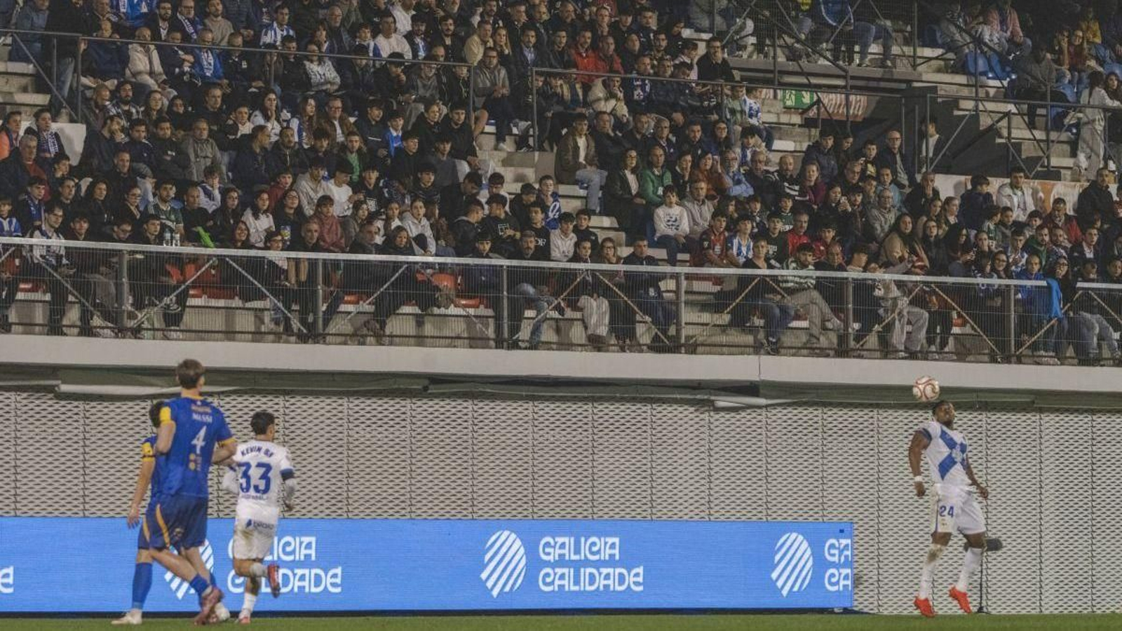 El deportivista Adama Traoré controla el balón ante la atenta mirada de los aficionados que se dieron cita en la grada de Preferencia del estadio de O Couto.