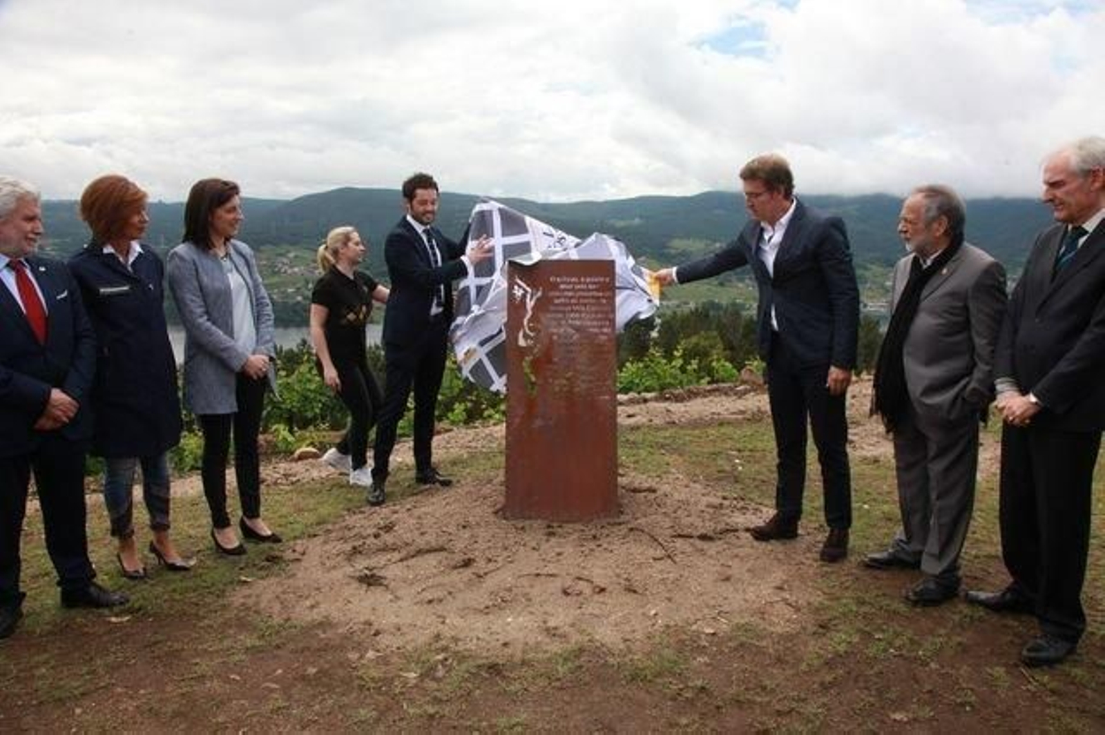 MIRADOR DE SAN CIBRAO (RIBADAVIA) 10/06/2018.- Conmemoración del 50 aniversario de la Cooperativa del Ribeiro.Rosendo Fernández, vicepresidente de la Deputación; Marisol Díaz, delegada de la Xutna;  Ángeles Vázquez, conselleria de Medio Rural; Andrés Rodríguez, presidente de la Cooperativa del Ribeiro;  Alberto Núñez Feijóo, presidente de la Xunta; Acisclo Manzano; Roberto castro. . José Paz