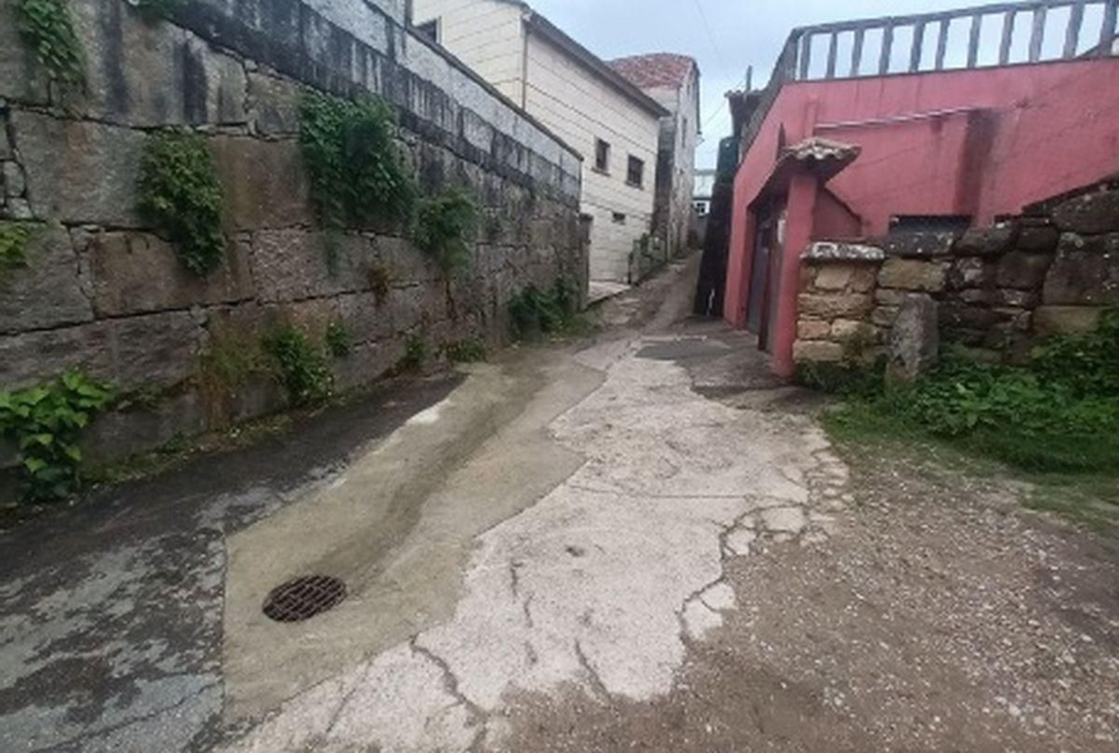 Vistas del camino a la Carballeira de Bronlle en donde se aprecia su estrechez.
