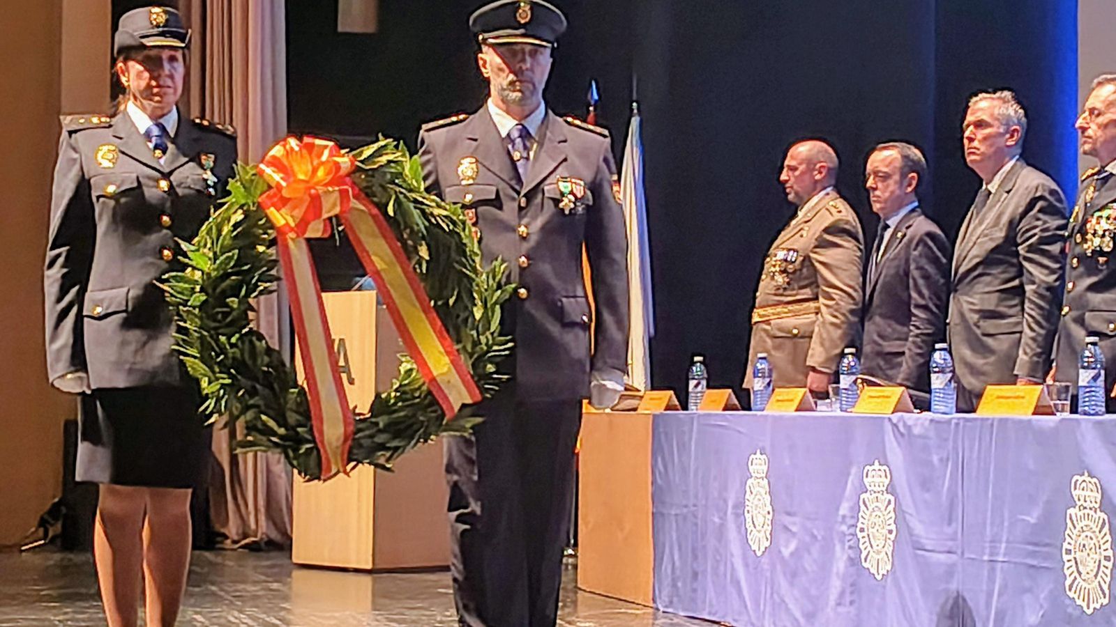 Homenaje a los policías caídos .