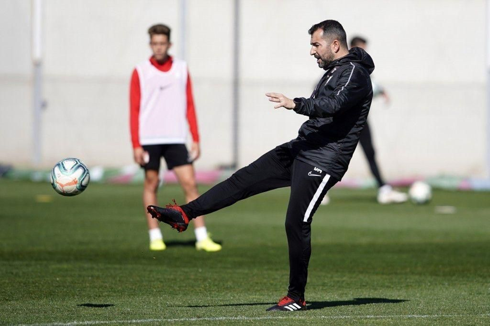 El técnico vigués golpea un balón en una sesión de entrenamiento con su Granada, la revelación de la Liga.