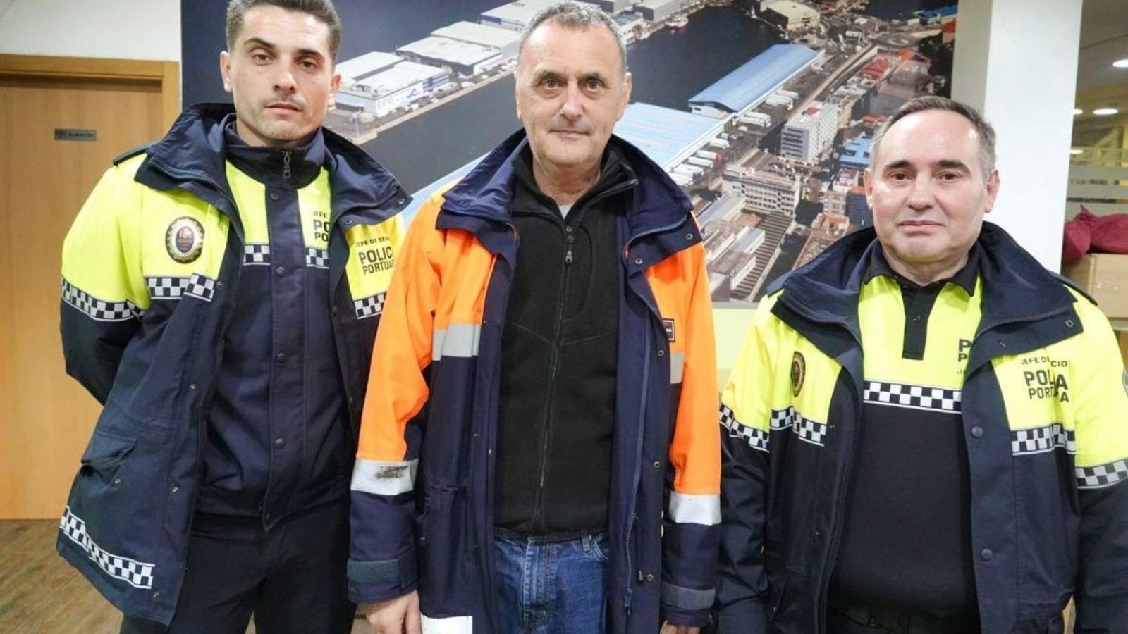 El director del puerto pesquero, Luis Pérez, en el centro, recorre desde las cuatro de la madrugada a diario todo el complejo acompañado de al menos dos policías portuarios, Fernando y Carlos.