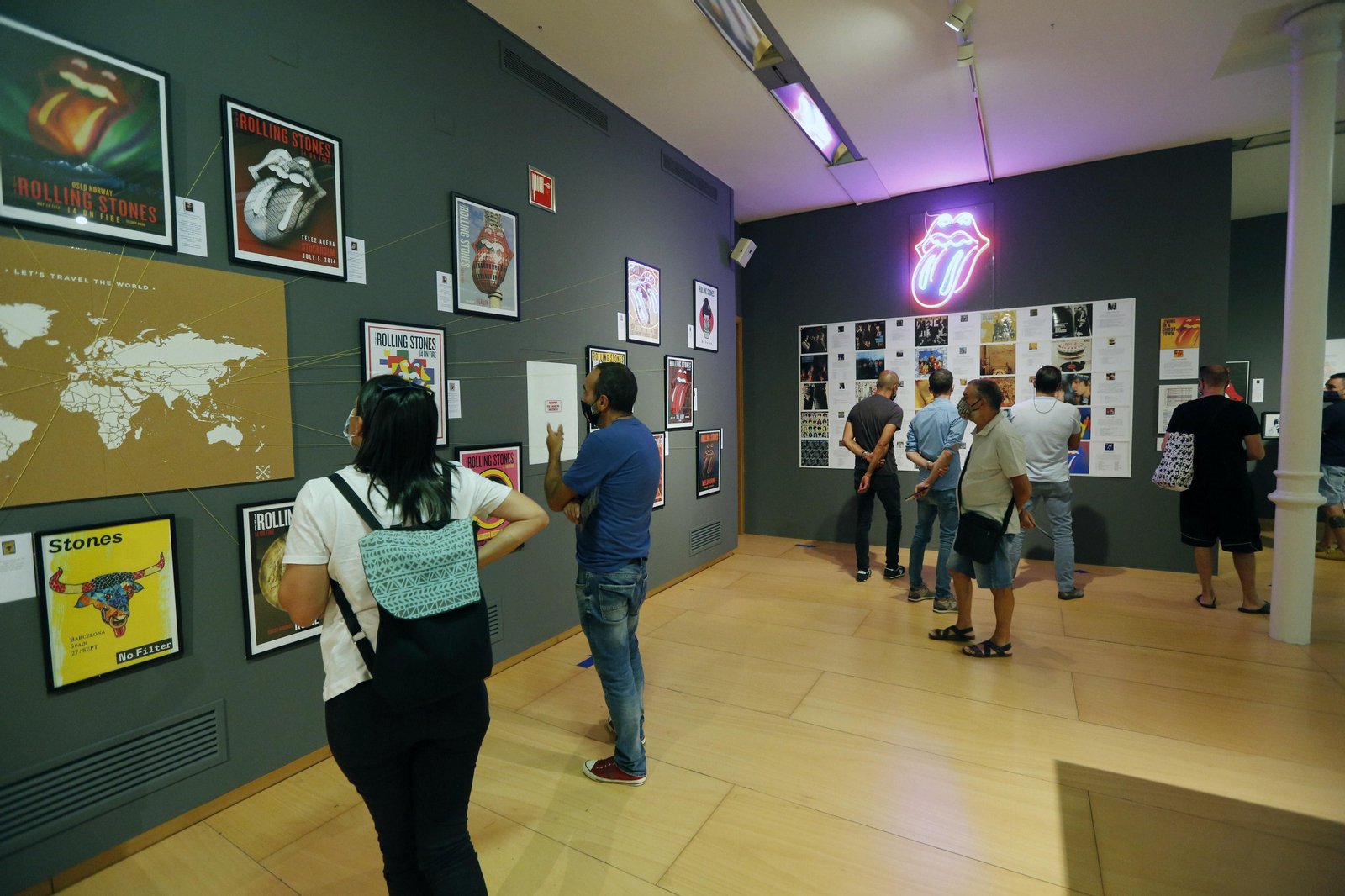 Asistentes a la apertura de la muestra durante su visita.