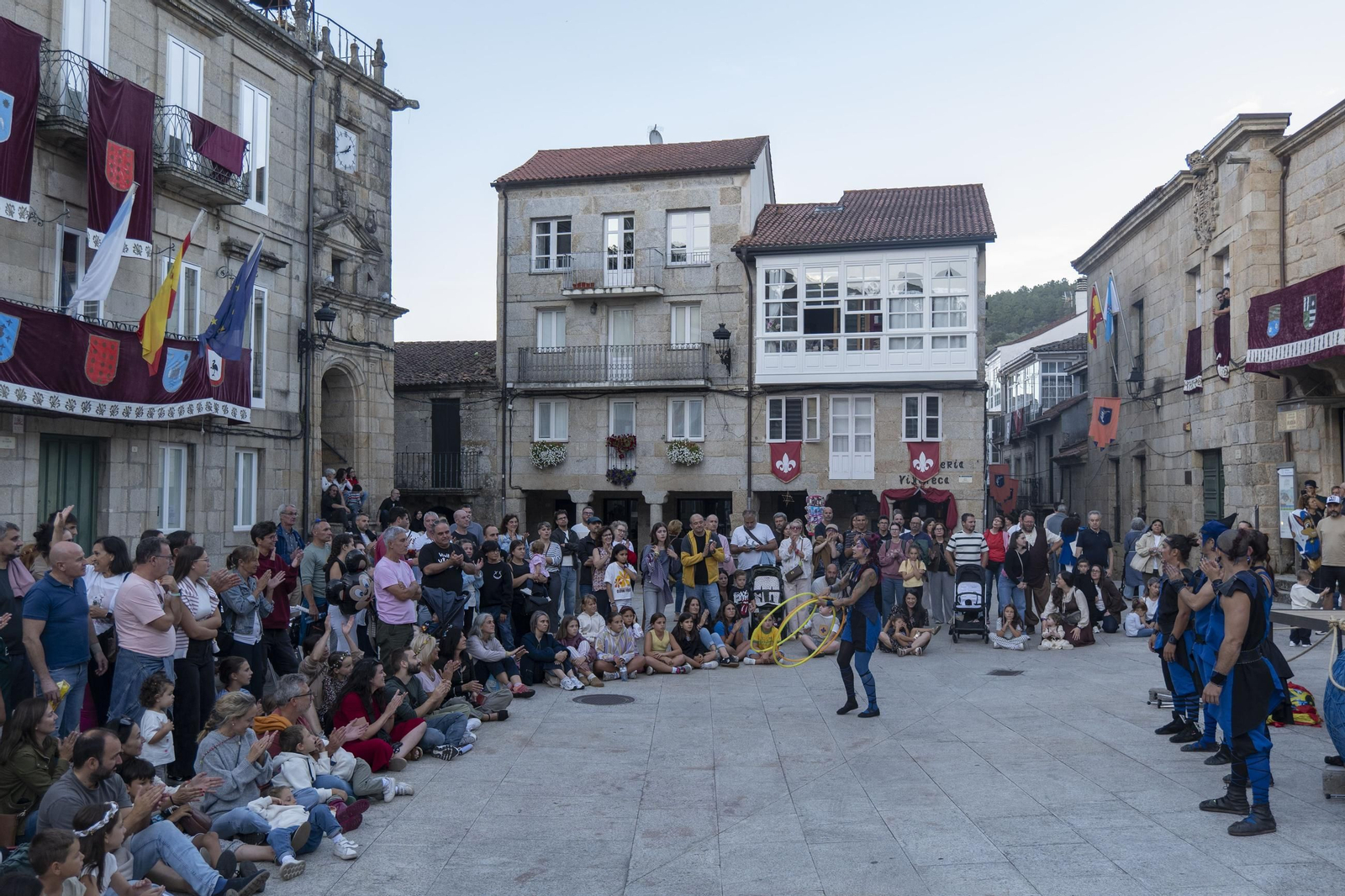 Galería | Reyes, clero, doncellas y caballeros desfilan por las calles de Ribadavia en la Festa da Istoria