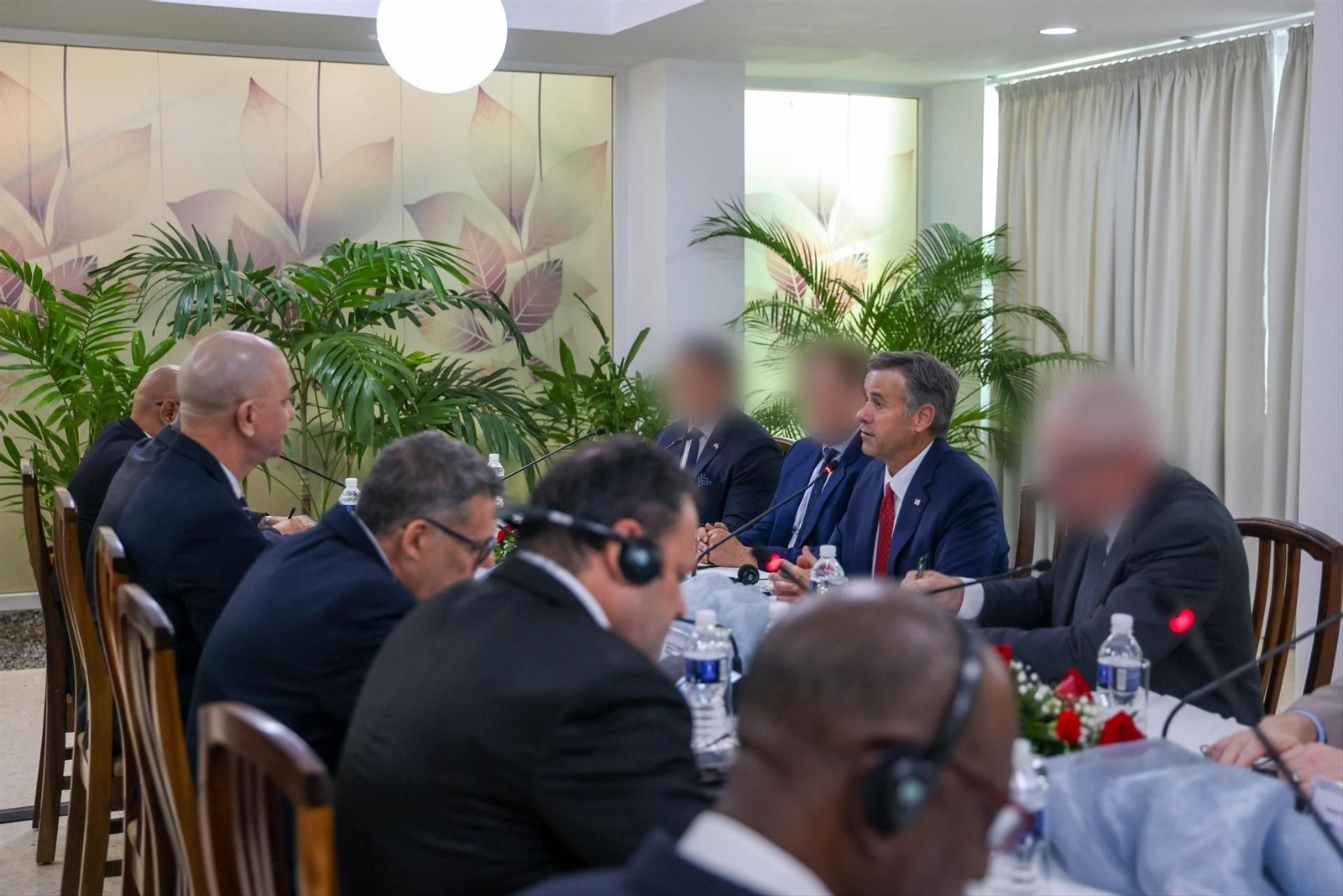 El director de la CIA John Ratcliffe, a la izquierda, con responsables cubanos de Interior.