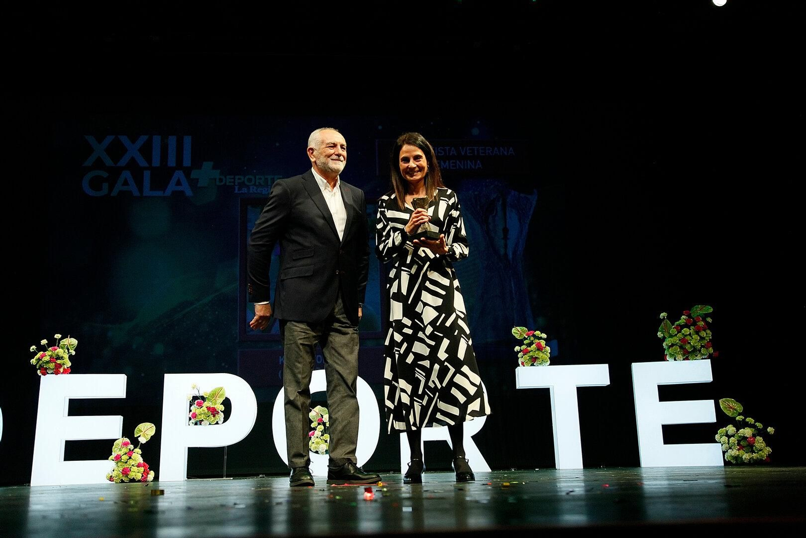 Premio Mejor veterana femenina, Kissy Torres Núñez. En la foto, con José Ignacio Vidal, de Hospitales Cosaga Recoletas Salud.