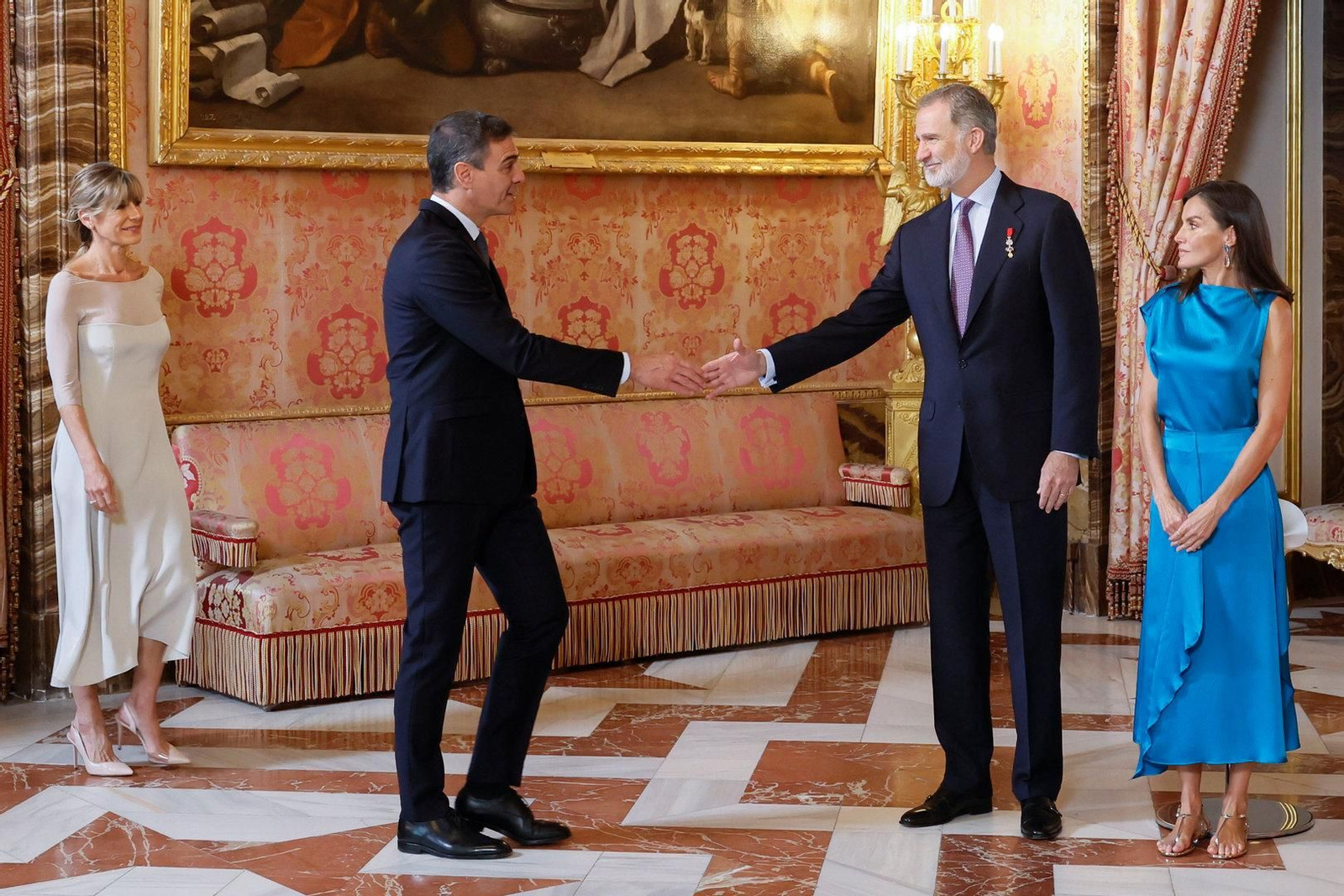 El rey Felipe VI estrecha la mano al presidente del Gobierno, Pedro Sánchez.