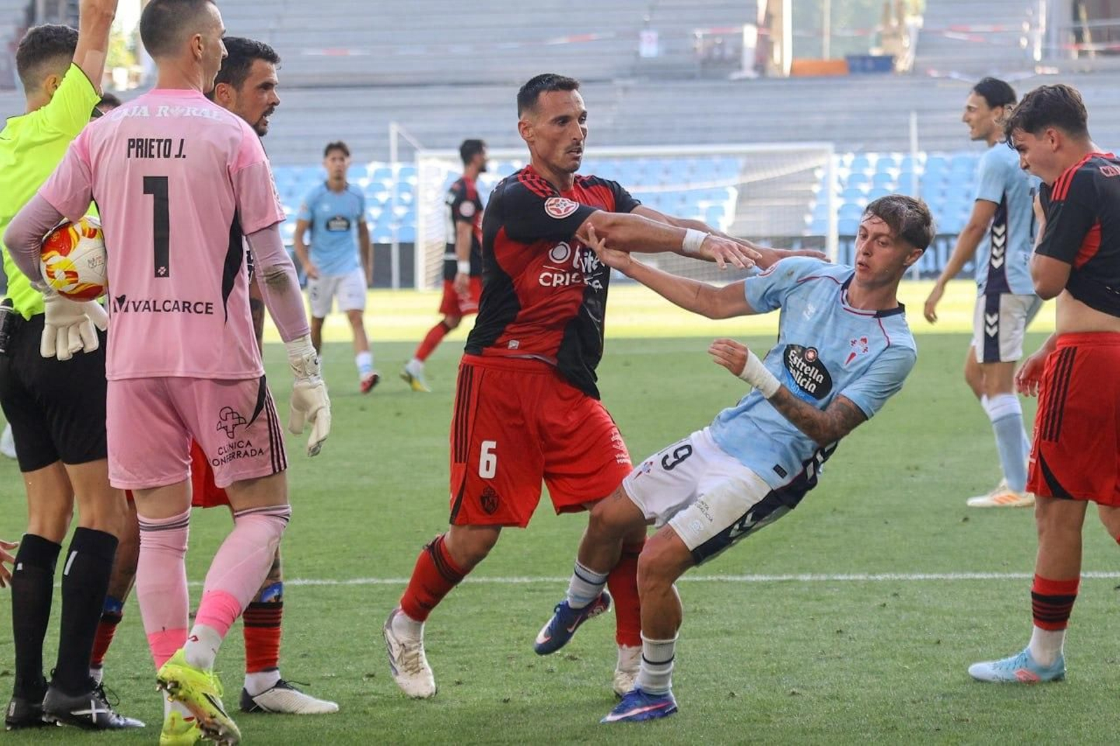 Galería | El Celta Fortuna golea a la Ponferradina y sube a Segunda División
