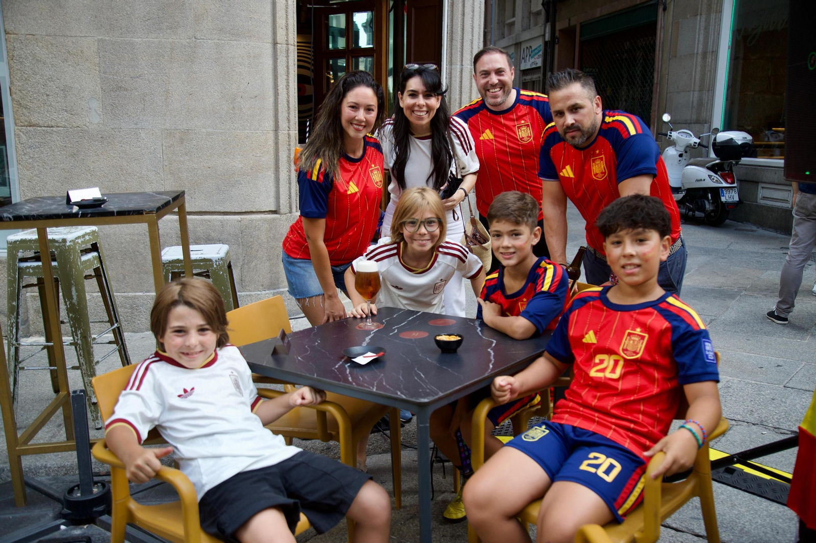 Galería | La provincia de Ourense se tiñe de rojo para apoyar a España en la final del Mundial