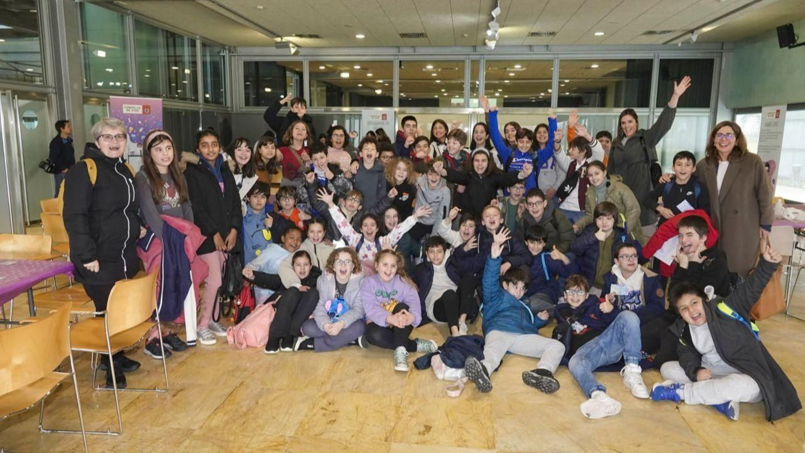 El grupo de escolares que participaron en el Verbum en el Día de la Mujer y la Niña en la Ciencia.