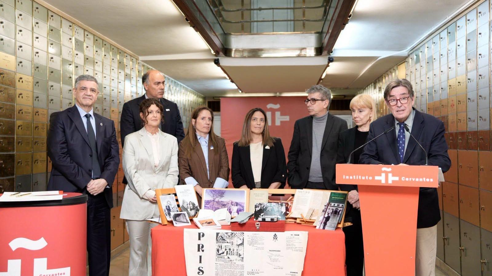 Participantes en el homenaje, junto al director del Instituto Cervantes