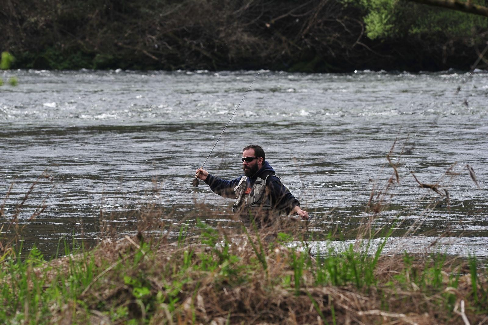 Primera jornada de pesca fluvial en el Miño (JOSÉ PAZ)
