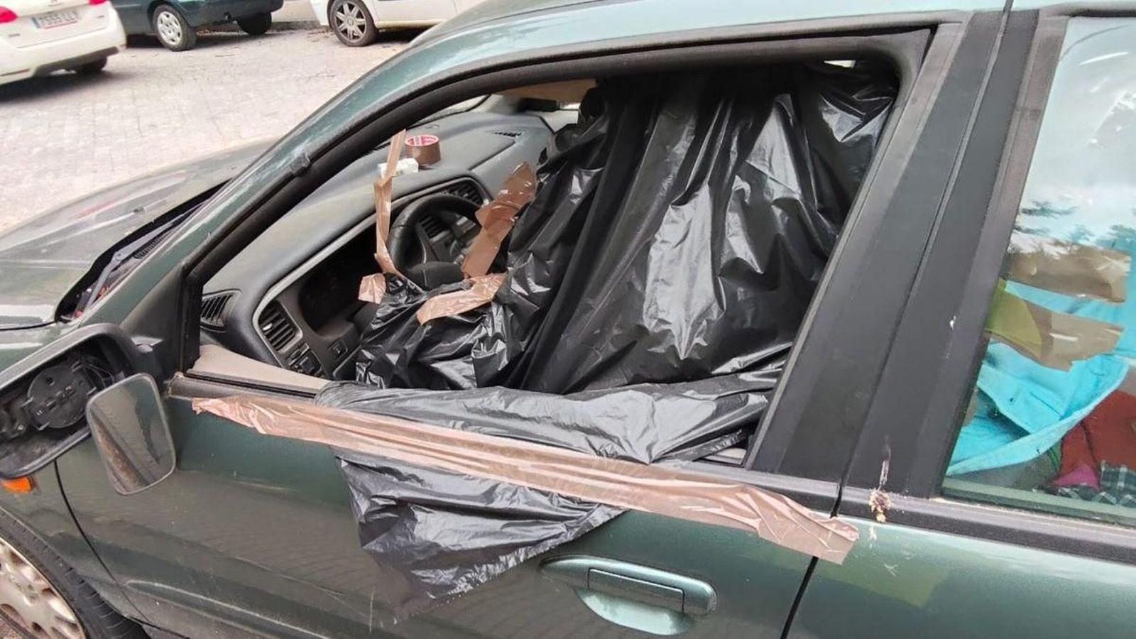 Vehículo abandonado en la vía pública, con signos de deterioro y acumulación de suciedad en Ourense.