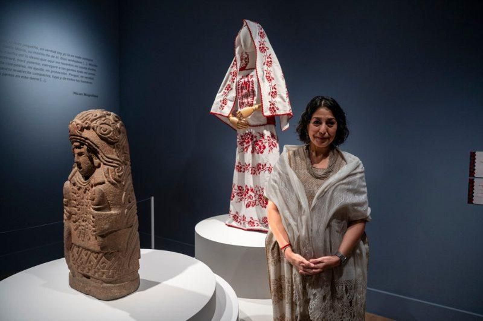 La comisaria, Karina Romero Blanco, posa junto a piezas expuestas en la Fundación Casa de México en España.