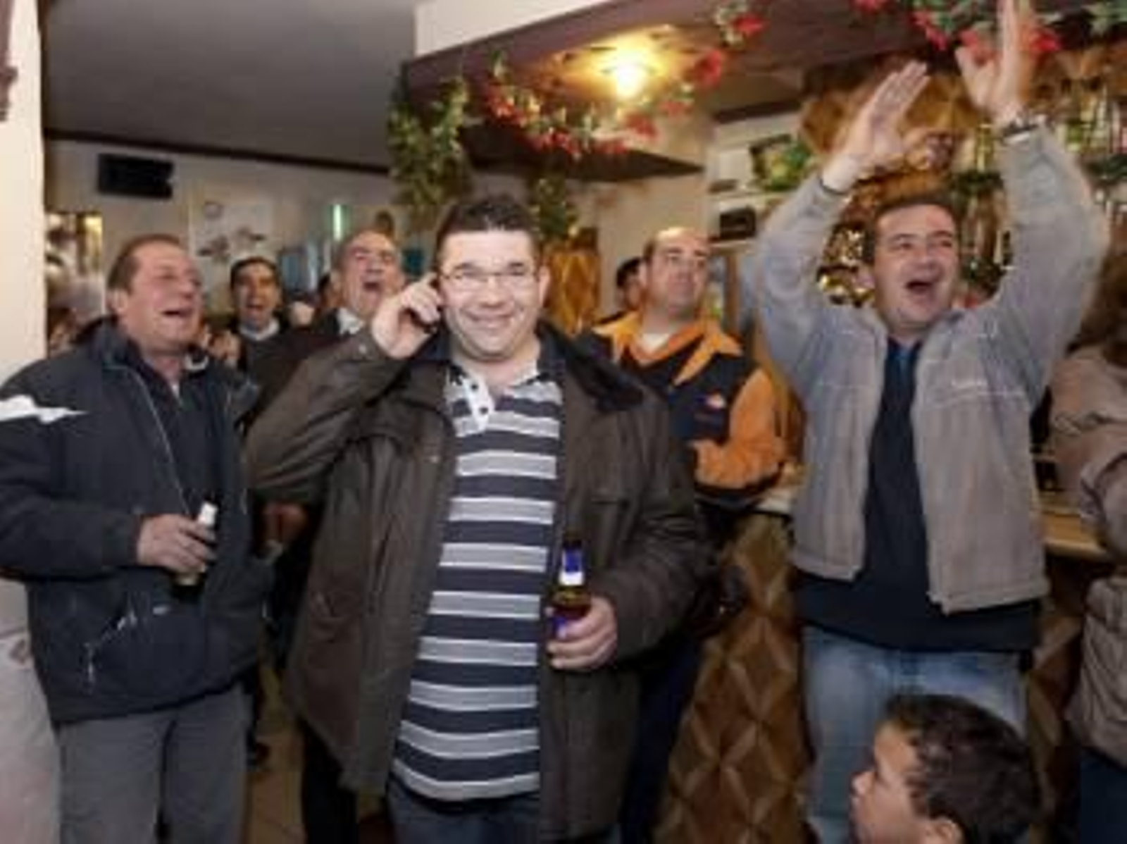 El alcalde de Villar de Cañas, José Luis Saiz (c), celebra con sus convecinos la elección del pueblo para albergar la sede definitiva del Almacén Temporal Centralizado de Residuos Radiactivos (ATC), el primero de alta actividad que se construirá en España