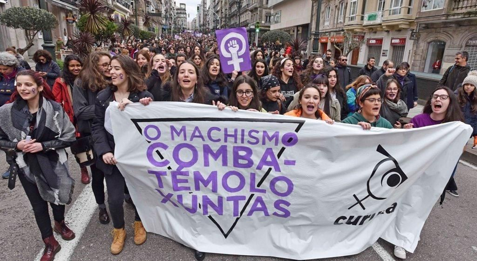 La marcha feminista recorre las calles de Vigo 35