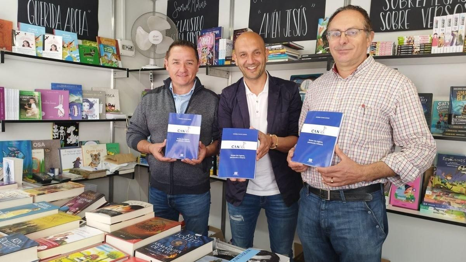 Arístides Carrera (D), con su libro sobre Cans, junto al alcalde, Alejandro Lorenzo y Marcos Martínez.