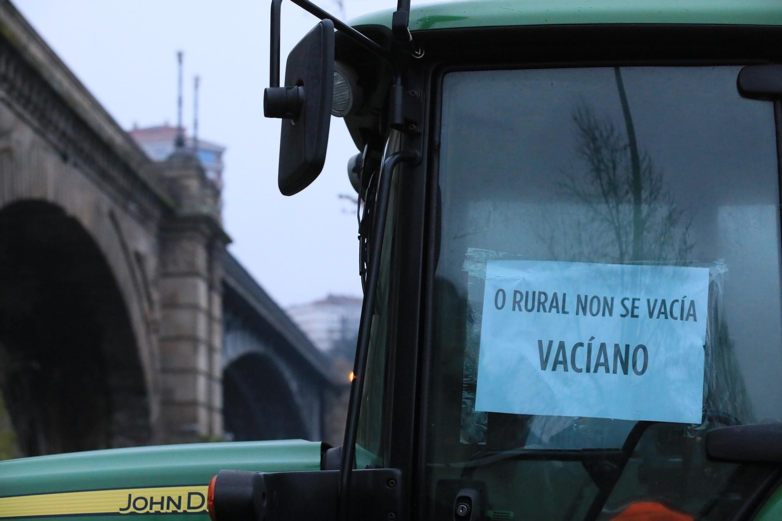 Galería | Largas hileras de tractores bloquean la N-120 en Ourense, en el cuarto fin de semana de protestas