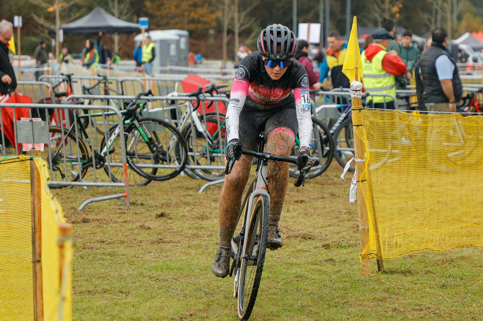 Galería | Más de 200 ciclistas compiten en el trofeo de ciclocross del Concello de Nigrán