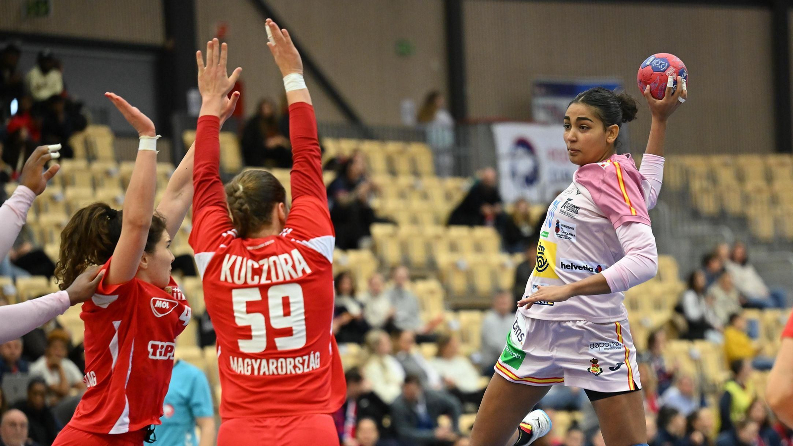 Carmen Arroyo realiza una lanzamiento de larga distancia ante Hungría.