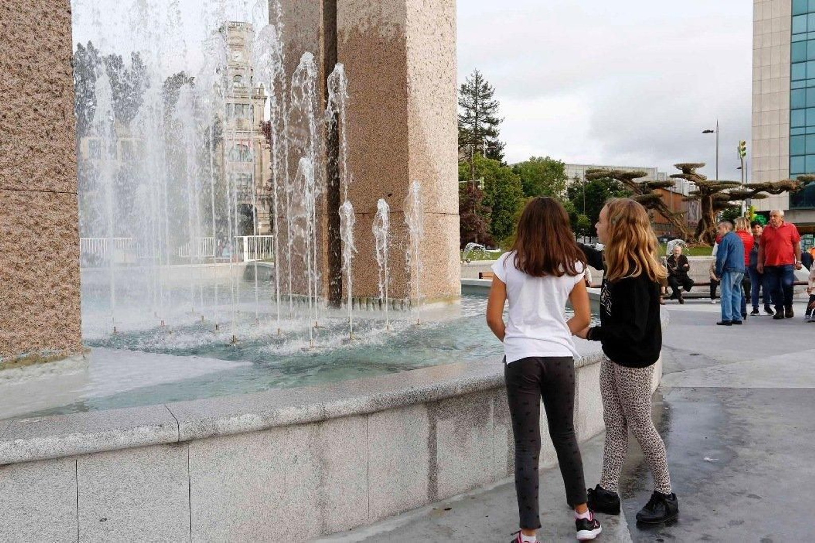 Vigo disfruta de la nueva Plaza de América _ Marta 07
