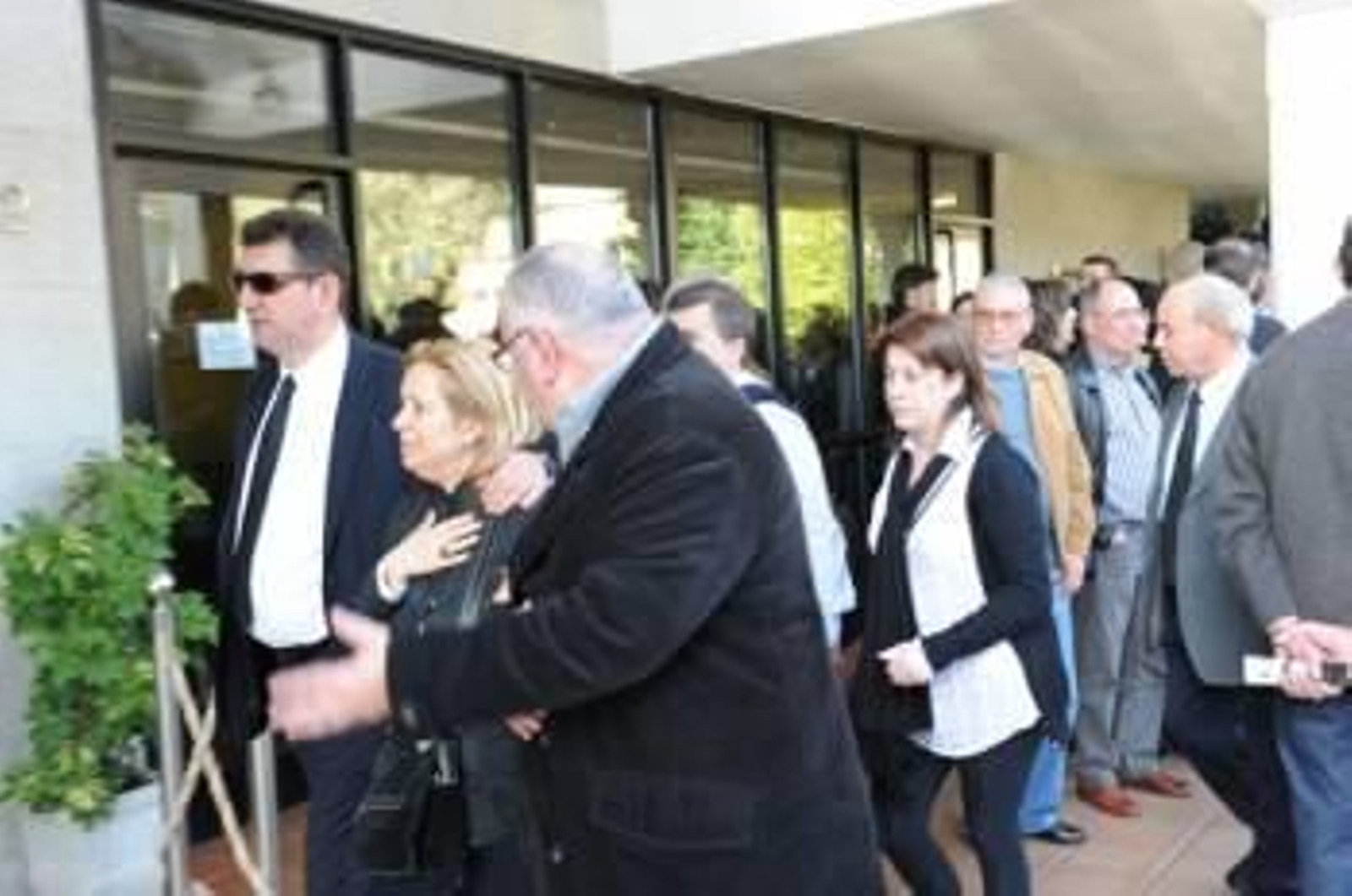 La mujer de Jorge Durán,  acompañada por familiares. foto: borja.