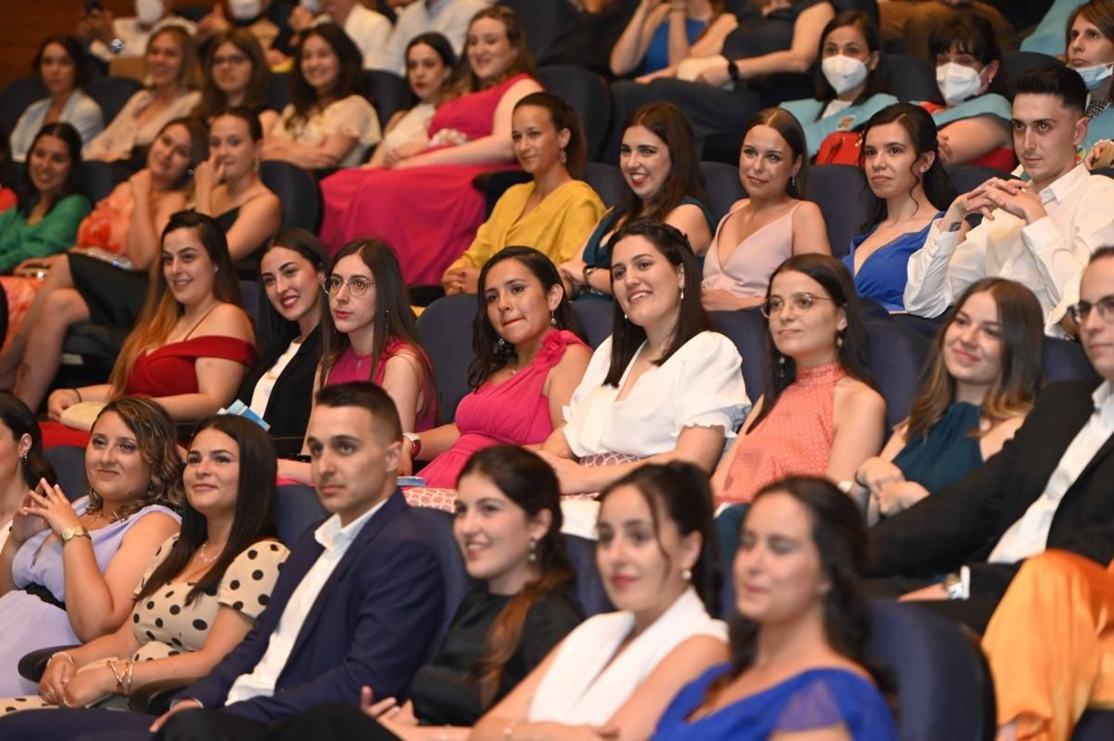 Los alumnos se vistieron de gala para la graduación.