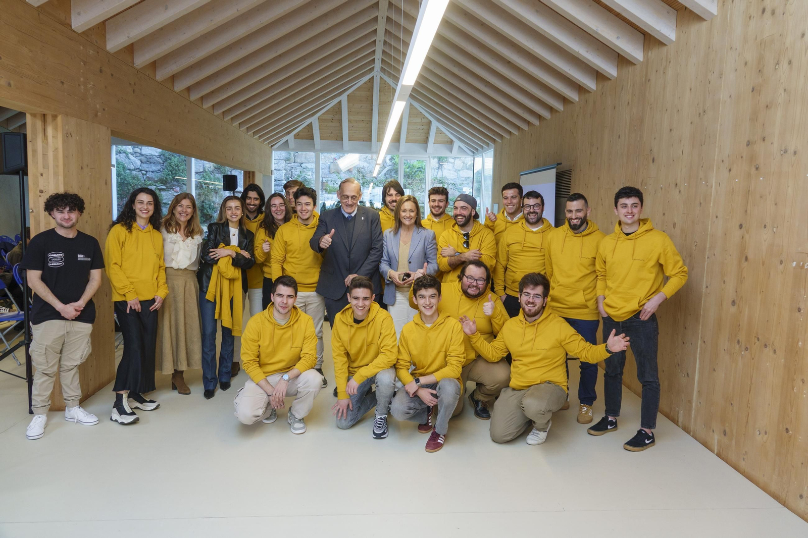 Los alumnos premiados, con el rector Manuel Reigosa, Luisa Sánchez y la vicerrectora Natalia Caparrini.