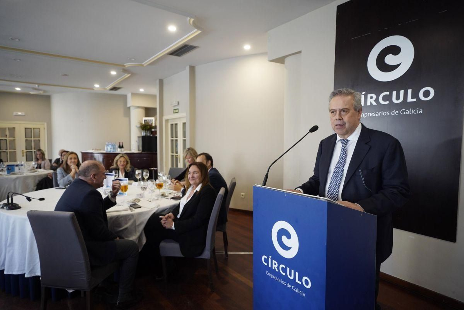 El conselleiro de Sanidade, Gómez Caamaño, ayer en la tribuna del Círculo de Empresarios.