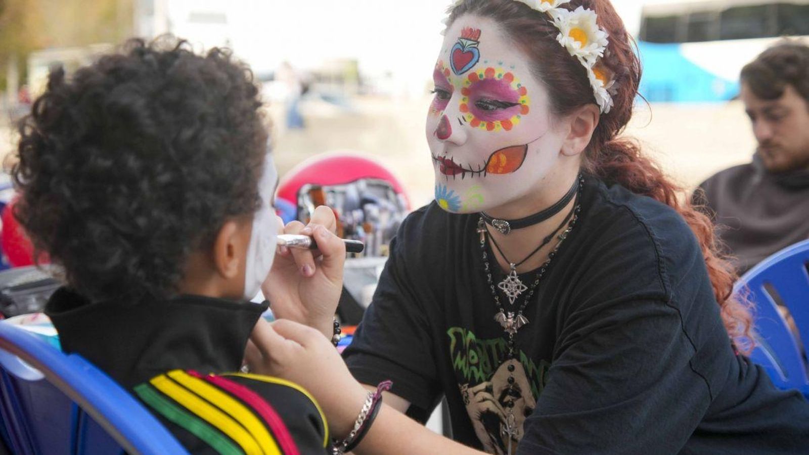 Música, pintacaras y diversión, ayer por la mañana en O Berbés para disfrutar de diversas culturas