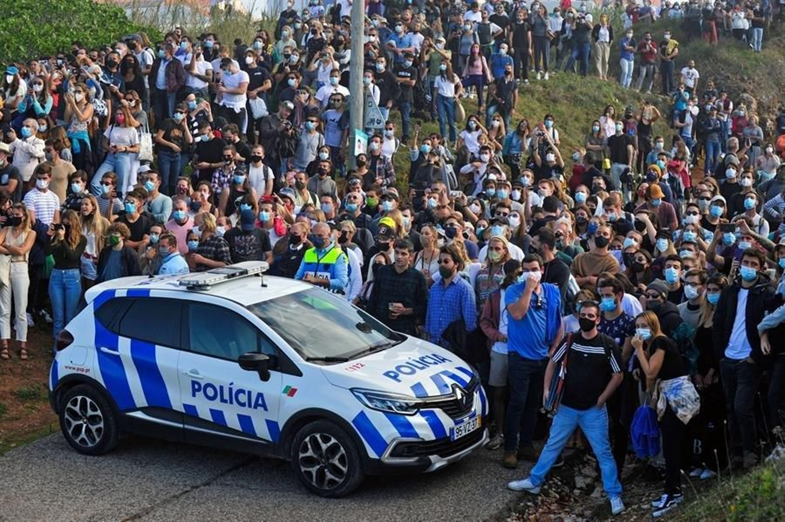 Miles de personas observan las olas gigantes en Nazaré.// EFE/ Carlos Barroso