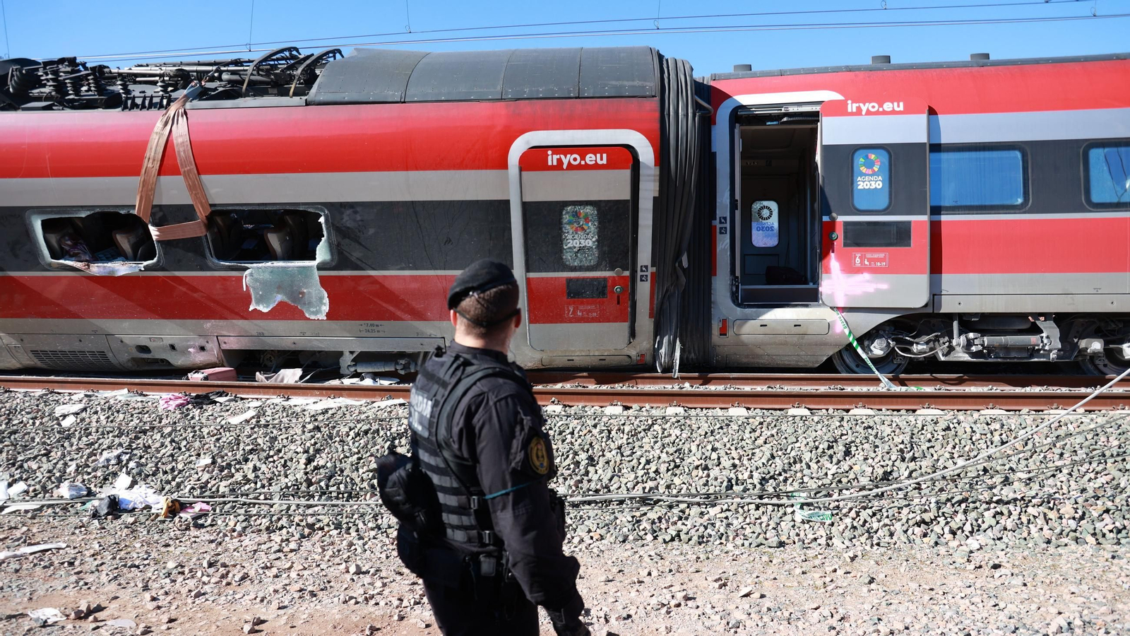 Un agente trabaja en el lugar del accidente, a 20 de enero de 2026, en Adamuz