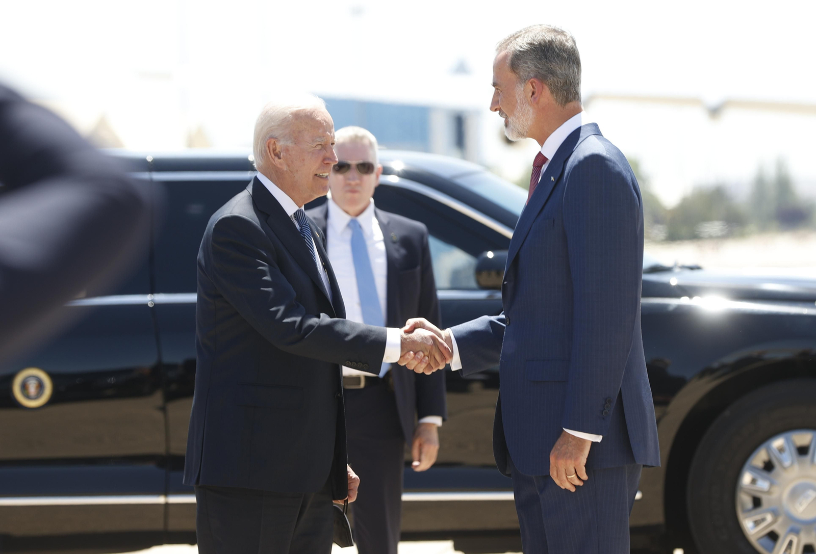 El rey Felipe VI (d) recibe al presidente de Estados Unidos, Joe Biden (i), este martes en la Base Aérea de Torrejón de Ardoz, en Madrid, para asistir a la cumbre de la OTAN que se celebra hasta el jueves 30 de junio. EFE/ J.J.Guillén POOL