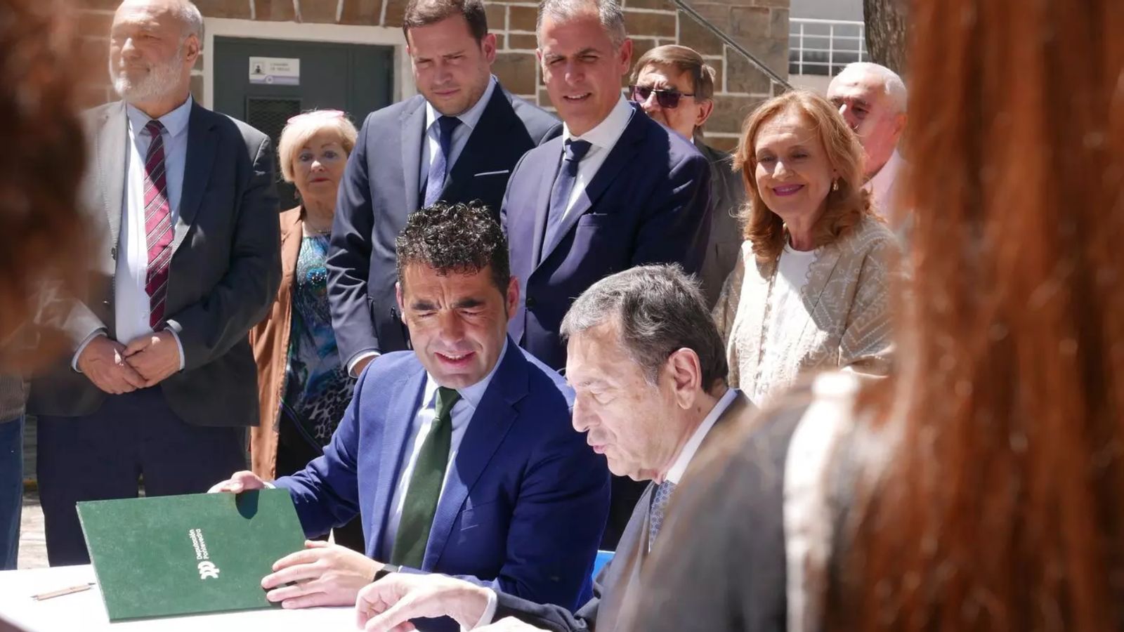 Firma en Buenos Aires entre el presidente de la Diputación (izquierda) y el presidente del Centro Galicia