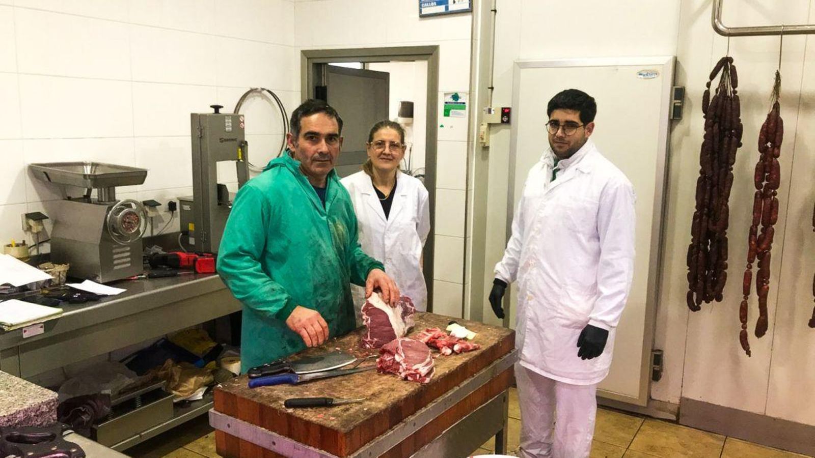 Manuel, su mujer, Conchi, y su hijo, Oscar, en O Irixo.