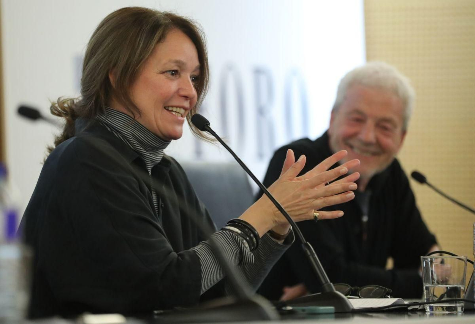 Silvia Omedes, gestora cultural, junto a Santiago Barreiros, fotógrafo.