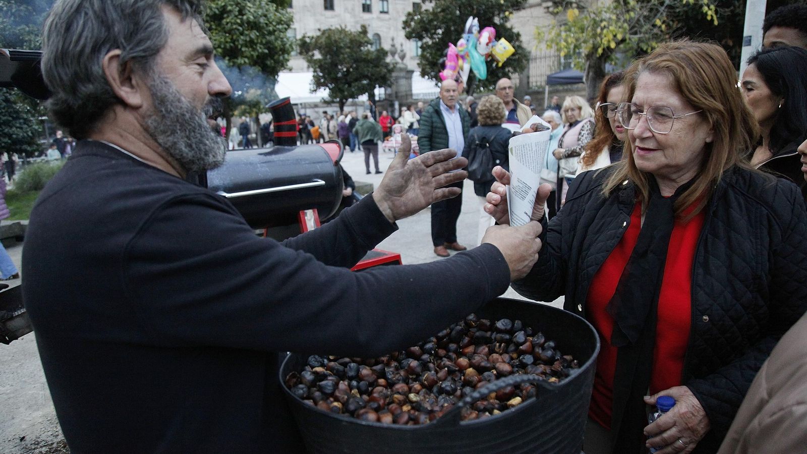 Galería | Cabezudos, castañas y bollo preñado para disfrutar de los magostos en la ciudad
