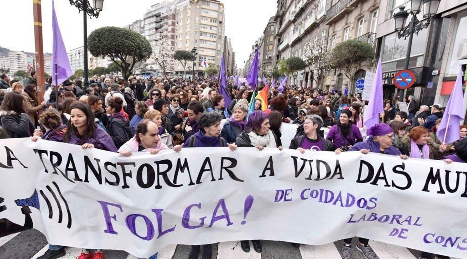 La marcha feminista recorre las calles de Vigo 17