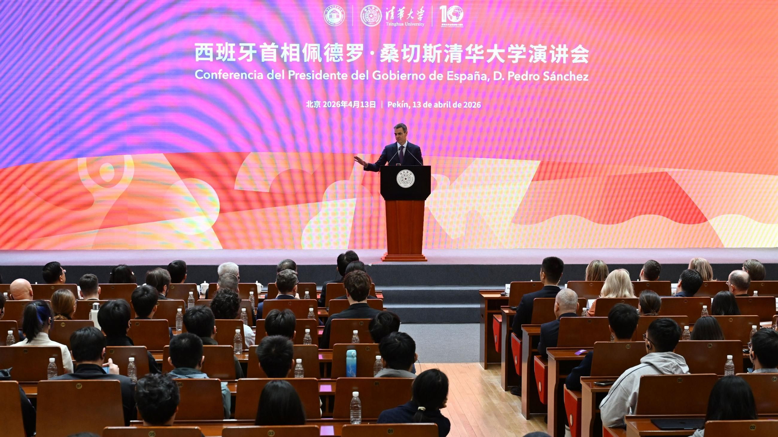 El presidente del Gobierno, Pedro Sánchez, ofrece una conferencia en la Universidad Tsinghua.