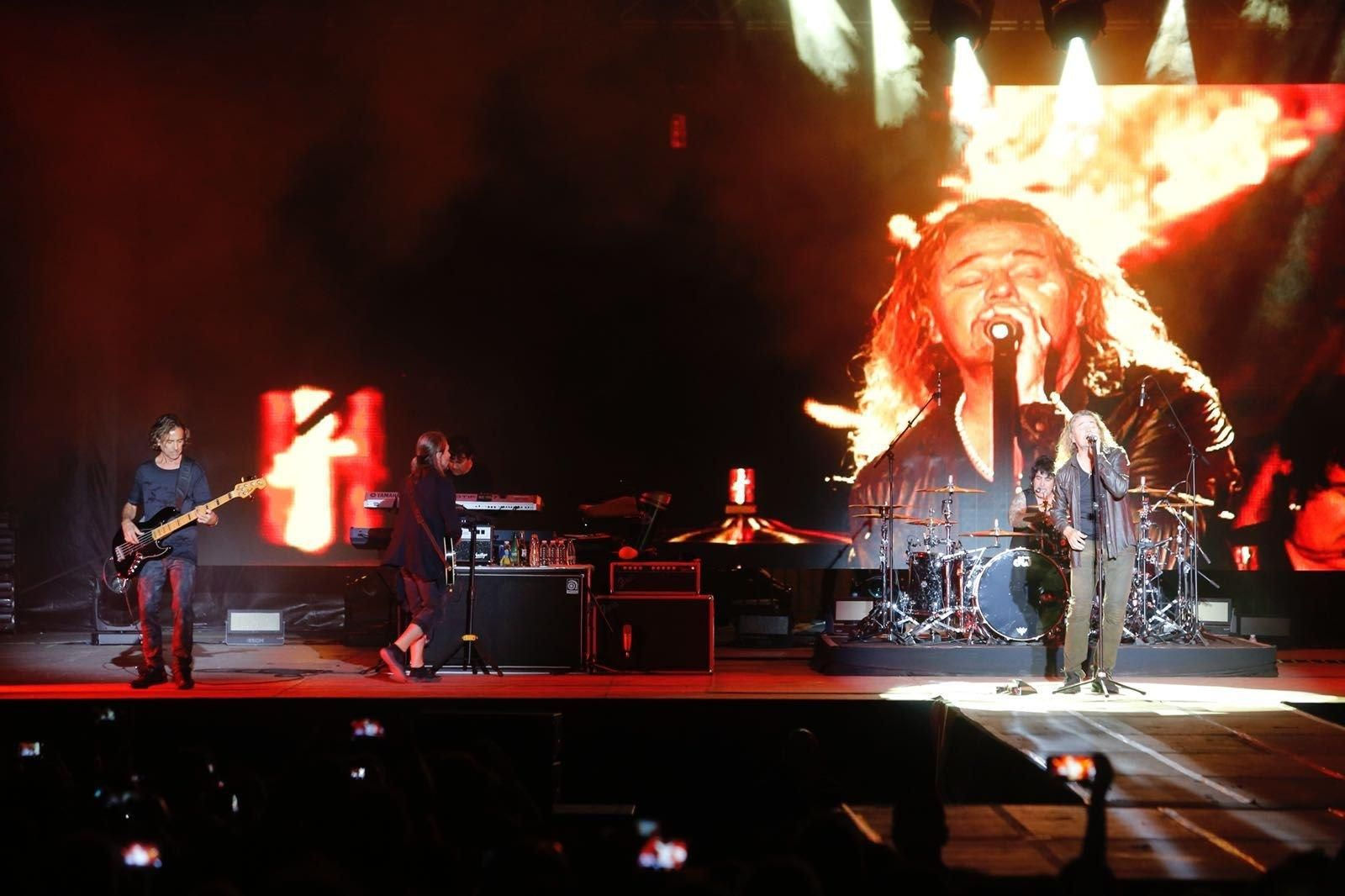 Maná llenó el escenario de Castrelos y se metió al público en el bolsillo desde el minuto uno con un espectáculo lleno de vistosidad y ritmo.