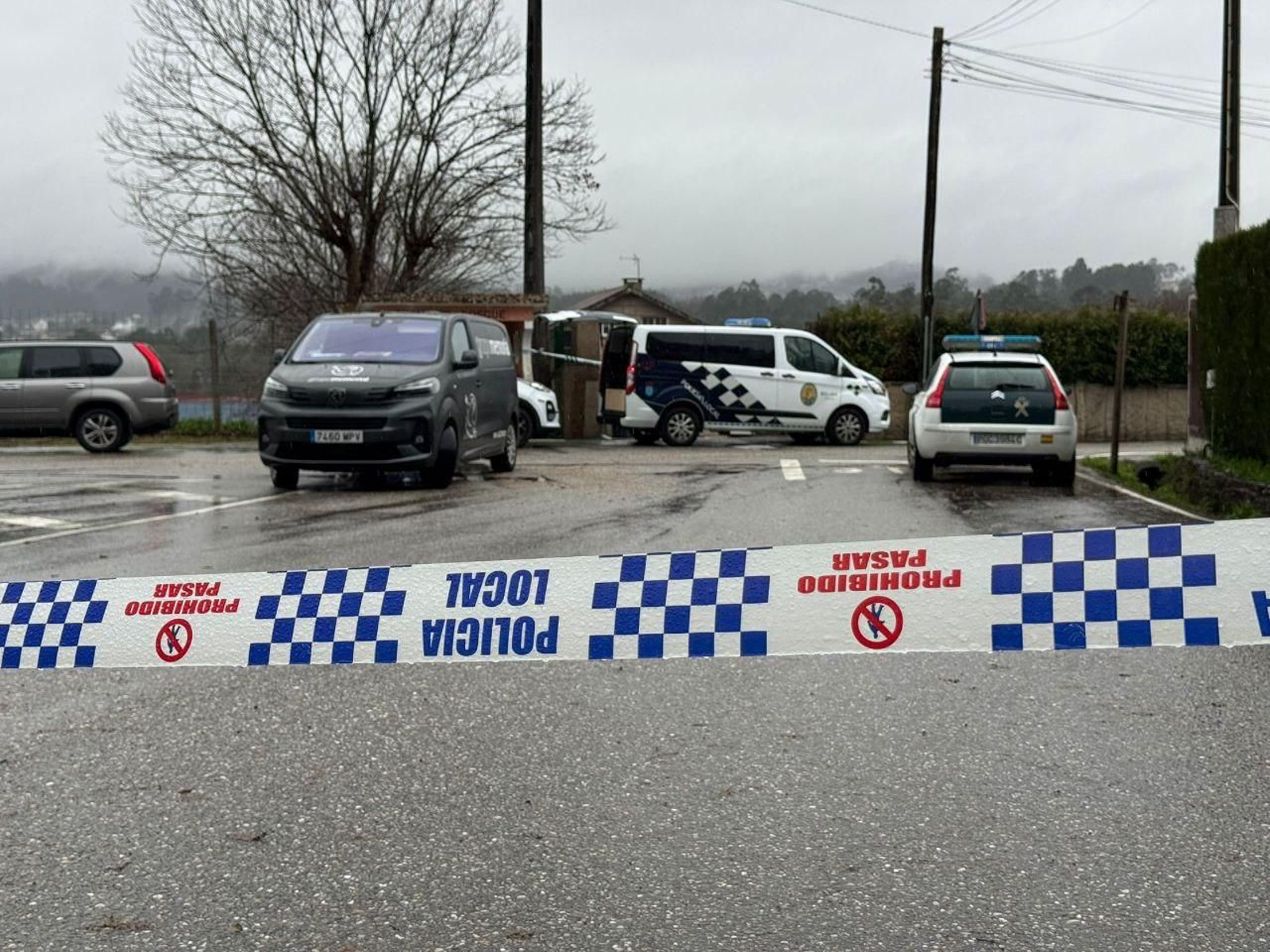 Precinto policial en la vivienda de Mos en la que apareció el cadáver de la mujer.