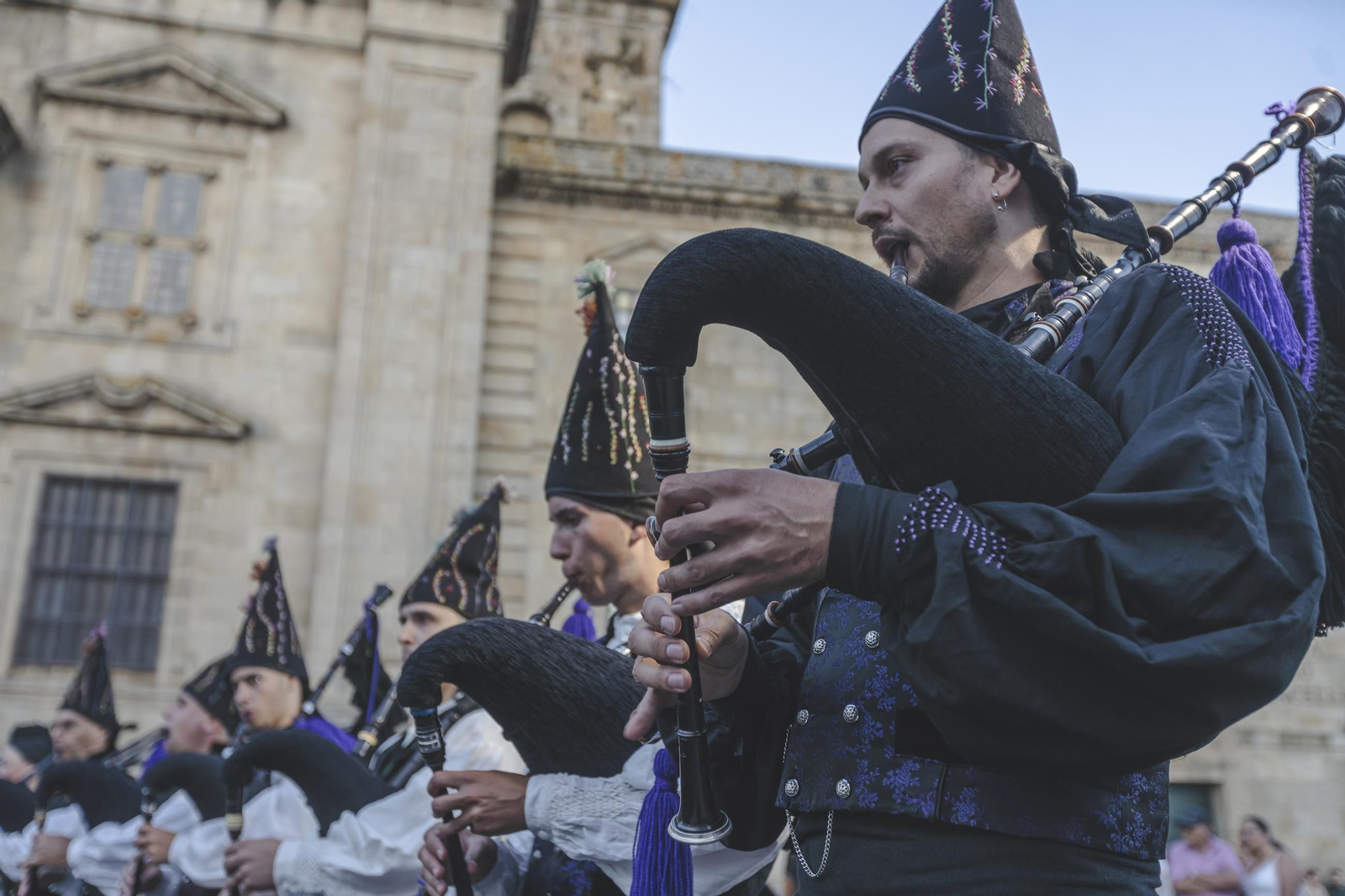 Galería |  Lembranza Ibérica llenó de música las calles de Celanova