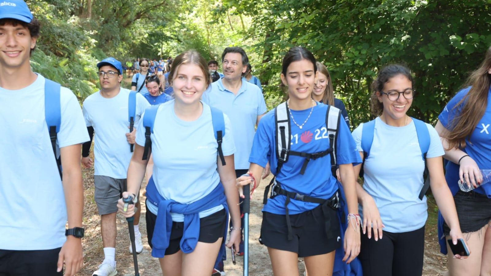 Los jóvenes caminantes acompañados por el secretario xeral da Emigración