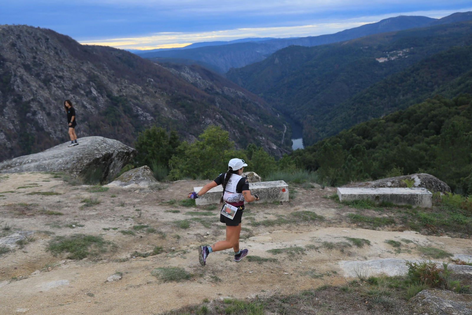 Galería | El Trail Ribeira Sacra cumple diez años y lo celebra entre montes y miradores, en fotos