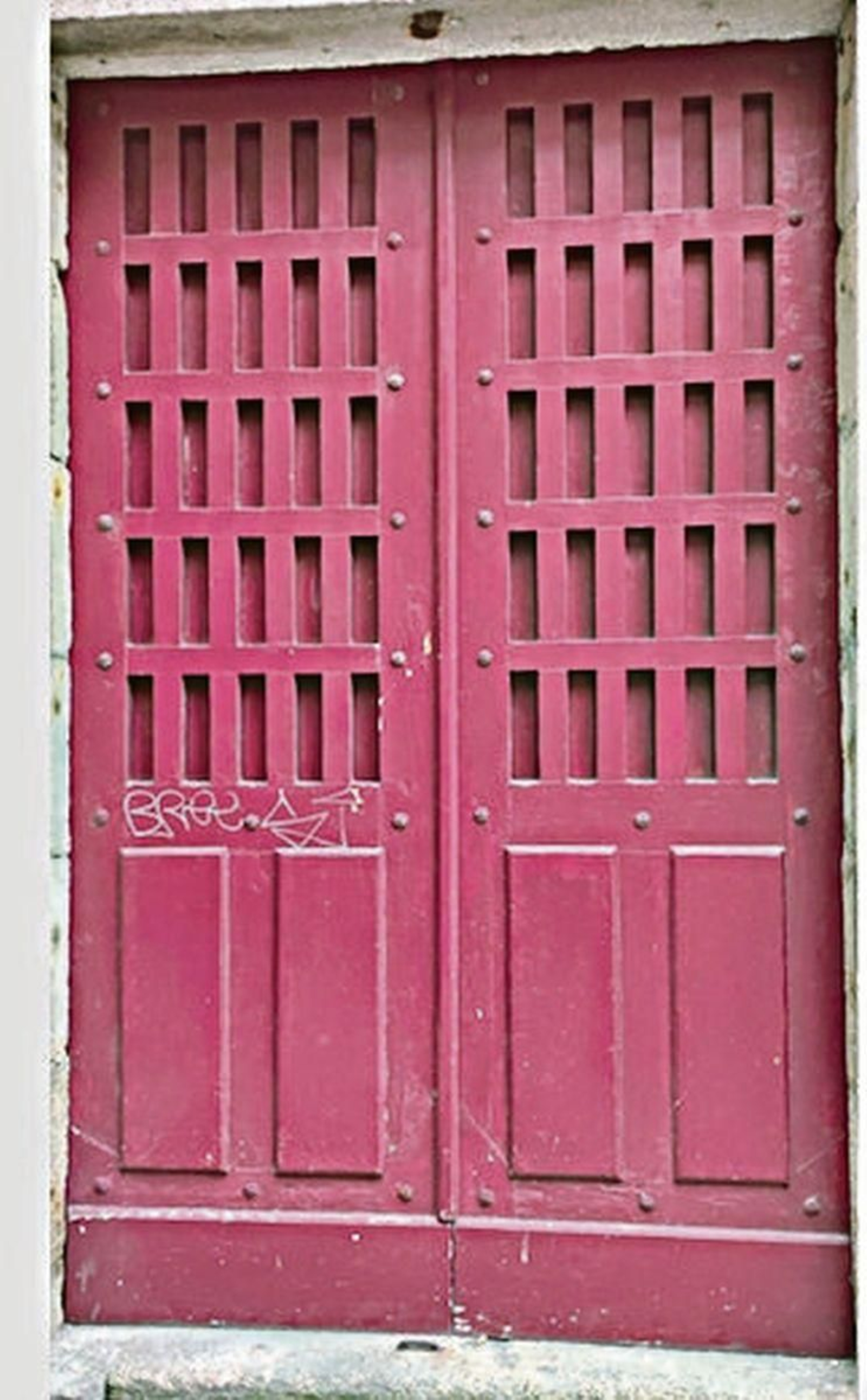 En la calle Arcedianos quedan puertas de bodega que pertenecían a la Curia.