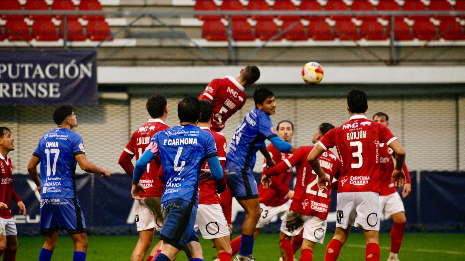 Galería | Tarde de frío y lluvia en O Couto entre Ourense CF y Unionistas de Salamanca