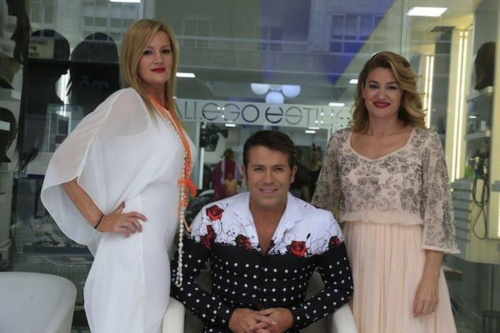 Nanda, Paco y Geles, ayer en Gallego Estilismo.