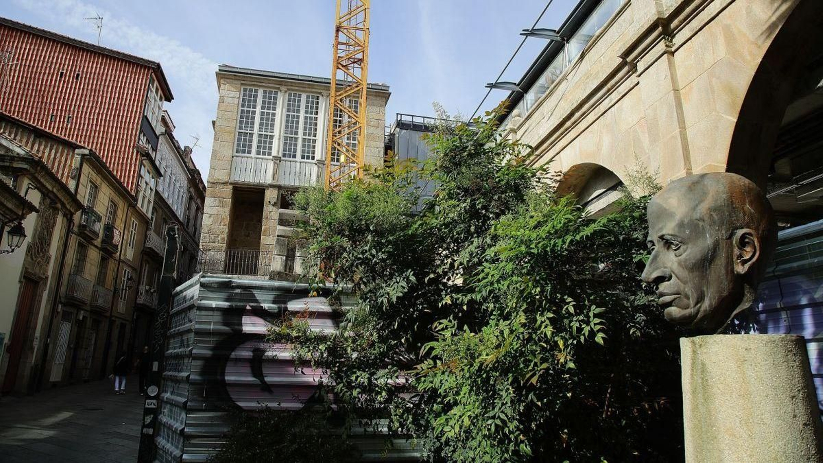 Vista de las obras del Museo Arqueolóxico desde el exterior.